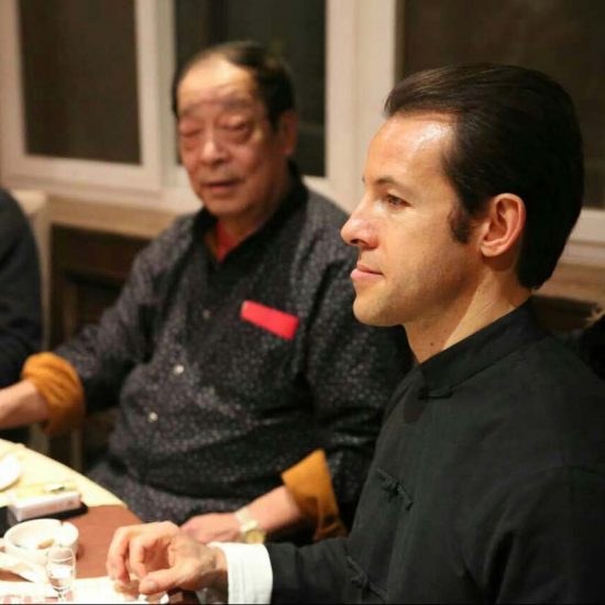 Laurent Morlet avec maître Wei Yuzhu à table (Chine)
